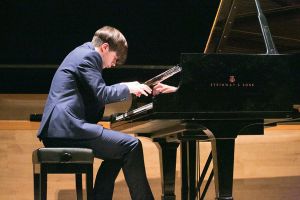 Szymon Drabiński podczas koncertu w Sali Filharmonii NFM 19.08.2017. Fot. Andrzej Solnica.